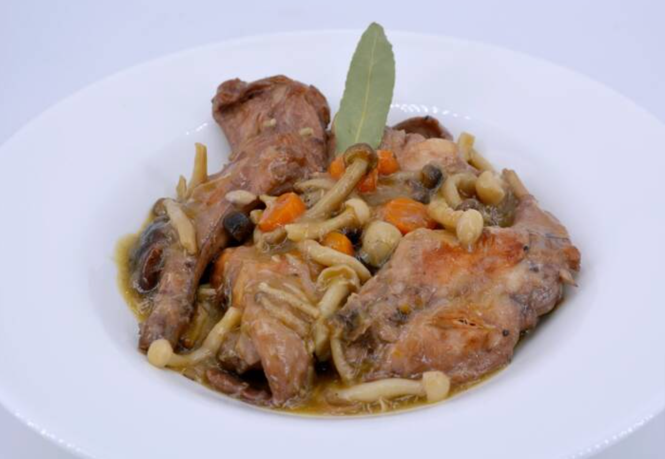 Conejo asado con hongos y zanahorias